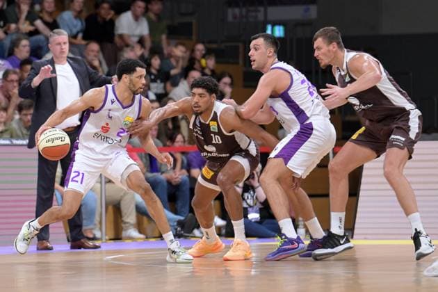 Zach Jackson (BG Goettingen 21) (am Ball), Kostja Mushidi (Syntainics MBC 10), Omar Pajic (BG Goettingen 29), Borisa Simanic (Syntainics MBC 22) (L-R), Martins Gulbis (BG Goettingen, Headcoach) (hinten, L) , GER, BG Goettingen - Syntainics MBC, Basketball BBL Pokal, 1. Runde, Saison 2026-2027, 12.09.2026. GER, BG Goettingen - Syntainics MBC, Basketball BBL Pokal, 1. Runde, Saison 2026-2027, 12.09.2026 Goettingen Copyright: xEibner-Pressefotox xRolandxSippelx EP_RSL