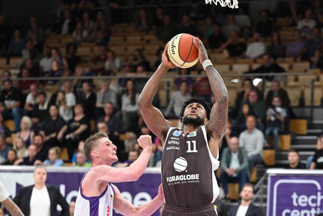 BG Göttingen - SYNTAINICS MBC 12.09.2026, Göttingen: Basketball: BBL Pokal, BG Göttingen - SYNTAINICS MBC, 1. Runde, Sparkassen-Arena. Anthony Gaines (r, SYNTAINICS MBC) wirft. Göttingen Niedersachsen Deutschland