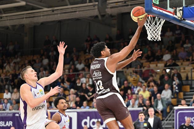 BG Göttingen - SYNTAINICS MBC 12.09.2026, Göttingen: Basketball: BBL Pokal, BG Göttingen - SYNTAINICS MBC, 1. Runde, Sparkassen-Arena. Kostja Mushidi (SYNTAINICS MBC) legt auf. Göttingen Niedersachsen Deutschland