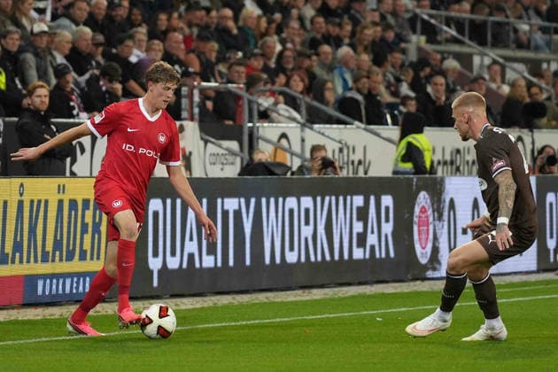 Fußball I Herren I Saison 2026-2027 I 2. Bundesliga I 5. Spieltag I FC St. Pauli - VfL Wolfsburg I 12.09.2026 Alexander Bernhardsson (17, VfL Wolfsburg) und Louis Oppie (23, FC St. Pauli) im Zweikampf Hamburg Millerntor-Stadion Hamburg Deutschland *** Soccer I Men s I 2026–2027 Season I 2. Bundesliga I Matchday 5 I FC St. Pauli vs. VfL Wolfsburg I September 12, 2026 Alexander Bernhardsson 17, VfL Wolfsburg and Louis Oppie (23), FC St. Pauli in a tackle; Millerntor Stadium, Hamburg, Germany Copyright: xLobeca MaschaxHolmx