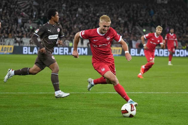 Fußball I Herren I Saison 2026-2027 I 2. Bundesliga I 5. Spieltag I FC St. Pauli - VfL Wolfsburg I 12.09.2026 Kilian Fischer (2, VfL Wolfsburg) ist am Ball Hamburg Millerntor-Stadion Hamburg Deutschland *** Soccer I Men s I 2026–2027 Season I 2. Bundesliga I Matchday 5 I FC St. Pauli vs. VfL Wolfsburg I September 12, 2026 Kilian Fischer 2, VfL Wolfsburg Takes the Lead at Millerntor Stadium, Hamburg, Germany Copyright: xLobeca MaschaxHolmx