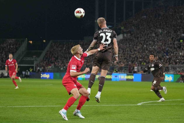 Fußball I Herren I Saison 2026-2027 I 2. Bundesliga I 5. Spieltag I FC St. Pauli - VfL Wolfsburg I 12.09.2026 Louis Oppie (23, FC St. Pauli) nimmt den Ball per Kopf an Hamburg Millerntor-Stadion Hamburg Deutschland *** Soccer I Men s I 2026–2027 Season I 2. Bundesliga I Matchday 5 I FC St. Pauli vs. VfL Wolfsburg I September 12, 2026 Louis Oppie, 23, FC St. Pauli heads the ball at Millerntor Stadium in Hamburg, Germany Copyright: xLobeca MaschaxHolmx