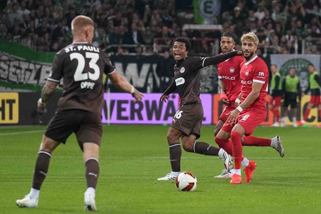 Fußball I Herren I Saison 2026-2027 I 2. Bundesliga I 5. Spieltag I FC St. Pauli - VfL Wolfsburg I 12.09.2026 Joel Chima Fujita (16, FC St. Pauli) passt den Ball zu Louis Oppie (23, FC St. Pauli) Hamburg Millerntor-Stadion Hamburg Deutschland *** Soccer Men s 2026–2027 Season 2. Bundesliga Matchday 5 FC St. Pauli vs. VfL Wolfsburg September 12, 2026 Joel Chima Fujita (16) of FC St. Pauli passes the ball to Louis Oppie (23), FC St. Pauli, Hamburg, Millerntor Stadium, Hamburg, Germany Copyright: xLobeca MaschaxHolmx