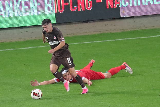 Fabian Reese (VfL Wolfsburg), Arkadiusz Pyrka (St.Pauli) Fussball, 2.Liga, Saison 2026-2027, Herren, FC St.Pauli gegen VfL Wolfsburg DFL REGULATIONS PROHIBIT ANY USE OF PHOTOGRAPHS AS IMAGE SEQUENCES AND OR QUASI-VIDEO. *** Fabian Reese, VfL Wolfsburg; Arkadiusz Pyrka, St. Pauli Fussball; 2. Bundesliga; 2026–2027 season; Men s; FC St. Pauli vs. VfL Wolfsburg. DFL regulations prohibit any use of photographs as image sequences and or quasi-video.
