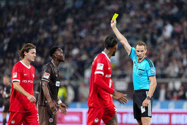 Schiedsrichter Sören Storks zegit Abdoulie Ceesay (FC St. Pauli, 09) gelbe Karte GER, FC St. Pauli vs. VfL Wolfsburg, Fussball, 2. Bundesliga, Spieltag 05, Saison 2026 2027, 12.09.2026 DFL REGULATIONS PROHIBIT ANY USE OF PHOTOGRAPHS AS IMAGE SEQUENCES AND OR QUASI-VIDEO GER, FC St. Pauli vs. VfL Wolfsburg, Fussball, 2. Bundesliga, Spieltag 05, Saison 2026 2027, 12.09.2026 Hamburg *** Referee Sören Storks shows Abdoulie Ceesay of FC St. Pauli a yellow card, FC St. Pauli vs. VfL Wolfsburg, soccer, 2. Bundesliga, Matchday 5, 2026–2027 season, September 12, 2026 DFL regulations prohibit any use of photographs as image sequences and or quasi-video, FC St. Pauli vs. VfL Wolfsburg, soccer, 2. Bundesliga, Matchday 5, 2026–2027 season, September 12, 2026, Hamburg Copyright: xEibner-Pressefoto MarcelxvonxFehrnx EP_MFN