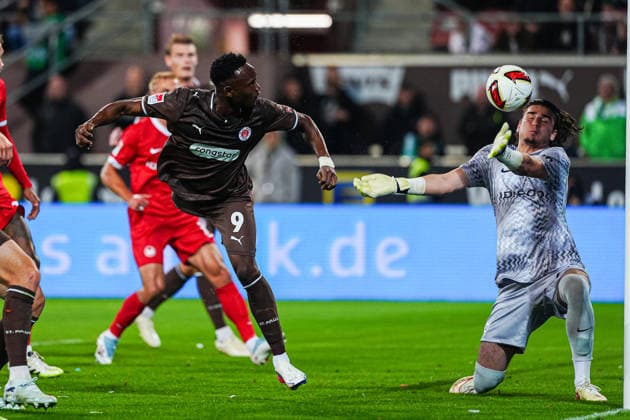 Torschuss Torchance per Kopfball Abdoulie Ceesay (FC St. Pauli, 09), Jakub Zielinski (VfL Wolfsburg, 30) GER, FC St. Pauli vs. VfL Wolfsburg, Fussball, 2. Bundesliga, Spieltag 05, Saison 2026 2027, 12.09.2026 DFL REGULATIONS PROHIBIT ANY USE OF PHOTOGRAPHS AS IMAGE SEQUENCES AND OR QUASI-VIDEO GER, FC St. Pauli vs. VfL Wolfsburg, Fussball, 2. Bundesliga, Spieltag 05, Saison 2026 2027, 12.09.2026 Hamburg *** Shot on goal, scoring chance from a header by Abdoulie Ceesay (FC St. Pauli), 09, Jakub Zielinski (VfL Wolfsburg), 30 GER, FC St. Pauli vs. VfL Wolfsburg, soccer, 2. Bundesliga, Matchday 05, 2026–2027 season, September 12, 2026 DFL regulations prohibit any use of photographs as image sequences and or quasi-video GER, FC St. Pauli vs. VfL Wolfsburg, soccer, 2. Bundesliga, Matchday 5, 2026–2027 season, September 12, 2026, Hamburg Copyright: xEibner-Pressefoto MarcelxvonxFehrnx EP_MFN