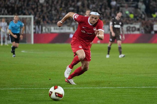 Fußball I Herren I Saison 2026-2027 I 2. Bundesliga I 5. Spieltag I FC St. Pauli - VfL Wolfsburg I 12.09.2026 Fabian Reese (11, VfL Wolfsburg) versucht den Ball zu erwischen Hamburg Millerntor-Stadion Hamburg Deutschland *** Soccer I Men s I 2026–2027 Season I 2. Bundesliga I Matchday 5 I FC St. Pauli vs. VfL Wolfsburg I September 12, 2026 Fabian Reese 11, VfL Wolfsburg tries to get the ball Hamburg Millerntor Stadium Hamburg Germany Copyright: xLobeca MaschaxHolmx