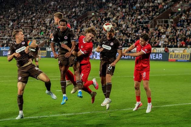 Nemeth David Youssoupha Niang Lars Ritzka ( Pauli ) Hauke Wahl 32 Mattias Svanberg 21 Joakim Maehle ( Wolfsburg ) Deutschland , Hamburg , Millerntorstadion , Fussball , 2 . Bundesliga , FC St Pauli - VFL Wolfsburg *** Nemeth, David, Youssoupha Niang, Lars Ritzka, Pauli, Hauke Wahl, 32, Mattias Svanberg, 21, Joakim Maehle, Wolfsburg, Germany, Hamburg, Millerntor Stadium, soccer, 2. Bundesliga, FC St. Pauli, VFL Wolfsburg