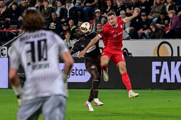Abdoulie Ceesay ( Pauli ) Hauke Wahl ( Wolfsburg ) Deutschland , Hamburg , Millerntorstadion , Fussball , 2 . Bundesliga , FC St Pauli - VFL Wolfsburg *** Abdoulie Ceesay Pauli Hauke Wahl Wolfsburg, Germany; Hamburg; Millerntor Stadium; soccer; 2. Bundesliga; FC St. Pauli; VFL Wolfsburg