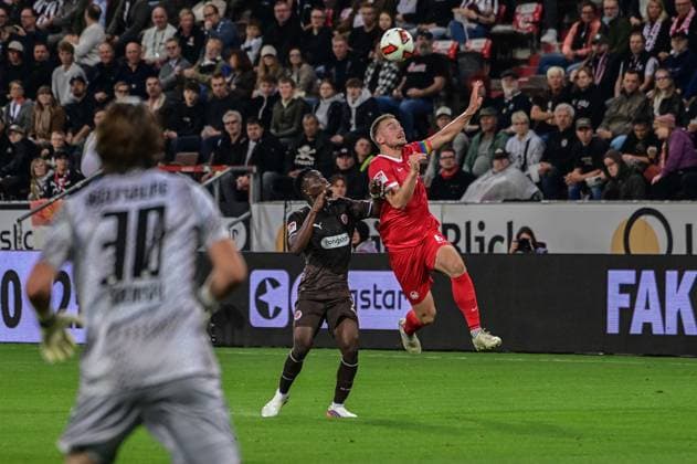Abdoulie Ceesay ( Pauli ) Hauke Wahl ( Wolfsburg ) Deutschland , Hamburg , Millerntorstadion , Fussball , 2 . Bundesliga , FC St Pauli - VFL Wolfsburg *** Abdoulie Ceesay Pauli Hauke Wahl Wolfsburg, Germany; Hamburg; Millerntor Stadium; soccer; 2. Bundesliga; FC St. Pauli; VFL Wolfsburg