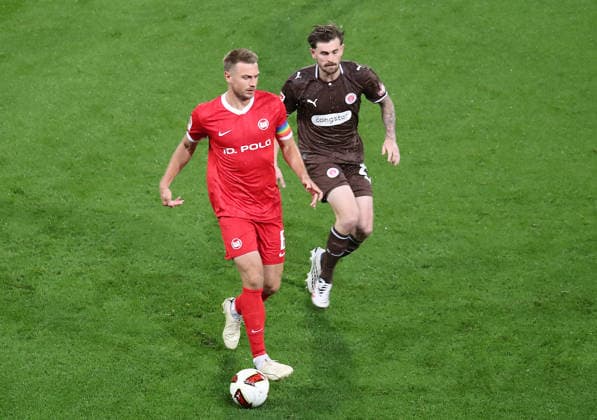 Hauke Wahl (VfL Wolfsburg), Connor Metcalfe (St.Pauli) Fussball, 2.Liga, Saison 2026-2027, Herren, FC St.Pauli gegen VfL Wolfsburg DFL REGULATIONS PROHIBIT ANY USE OF PHOTOGRAPHS AS IMAGE SEQUENCES AND OR QUASI-VIDEO. *** Hauke Wahl, VfL Wolfsburg; Connor Metcalfe, St. Pauli, 2. Bundesliga, 2026–2027 season, Men s, FC St. Pauli vs. VfL Wolfsburg—DFL regulations prohibit any use of photographs as image sequences and or quasi-video