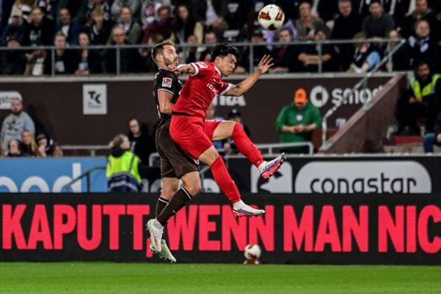 Lars Ritzka ( Pauli ) Kento Shiogai ( Wolfsburg ) Deutschland , Hamburg , Millerntorstadion , Fussball , 2 . Bundesliga , FC St Pauli - VFL Wolfsburg *** Lars Ritzka, Pauli, Kento Shiogai, Wolfsburg, Germany, Hamburg, Millerntor Stadium, soccer, 2. Bundesliga, FC St. Pauli, VFL Wolfsburg