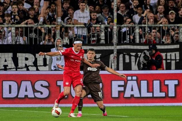 Arkadiusz Pyrka ( Pauli ) 11 Fabian Reese ( Wolfsburg ) Deutschland , Hamburg , Millerntorstadion , Fussball , 2 . Bundesliga , FC St Pauli - VFL Wolfsburg *** Arkadiusz Pyrka Pauli 11 Fabian Reese Wolfsburg, Germany; Hamburg; Millerntor Stadium; soccer; 2. Bundesliga; FC St. Pauli; VFL Wolfsburg