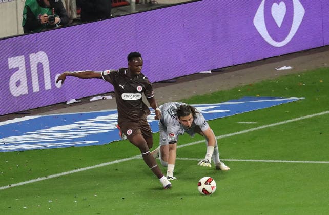 Abdoulie Ceesay (St.Pauli) scheitert an Jakub Zielinski (VfL Wolfsburg) Fussball, 2.Liga, Saison 2026-2027, Herren, FC St.Pauli gegen VfL Wolfsburg DFL REGULATIONS PROHIBIT ANY USE OF PHOTOGRAPHS AS IMAGE SEQUENCES AND OR QUASI-VIDEO. *** Abdoulie Ceesay: St. Pauli Falls to Jakub Zielinski, VfL Wolfsburg; Soccer, 2. Bundesliga, 2026–2027 Season, Men s, FC St. Pauli vs. VfL Wolfsburg. DFL regulations prohibit any use of photographs as image sequences and or quasi-video.