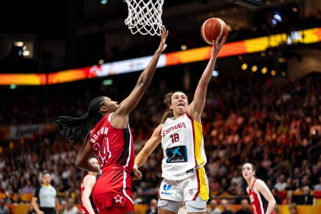 Alicia Florez (Spanien, 18) beim Korbleger, Aliyah Boston (USA, 14), GER, Spanien vs. USA, Basketball, FIBA Women s World Cup 2026, Halbfinale, 12.09.2026 GER, Spanien vs. USA, Basketball, FIBA Women s World Cup 2026, Halbfinale, 12.09.2026 Berlin Copyright: xEibner-Pressefoto MaxxVincenx EP_MVN