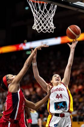 Iyana Martin (Spanien, 44) beim Korbleger, Angel Reese (USA, 15), GER, Spanien vs. USA, Basketball, FIBA Women s World Cup 2026, Halbfinale, 12.09.2026 GER, Spanien vs. USA, Basketball, FIBA Women s World Cup 2026, Halbfinale, 12.09.2026 Berlin Copyright: xEibner-Pressefoto MaxxVincenx EP_MVN