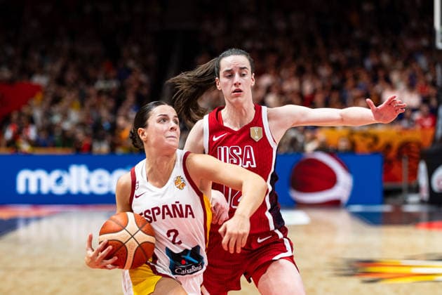 Elena Buenavida (Spanien, 02) im Dribbling gegen Caitlin Clark (USA, 12), GER, Spanien vs. USA, Basketball, FIBA Women s World Cup 2026, Halbfinale, 12.09.2026 GER, Spanien vs. USA, Basketball, FIBA Women s World Cup 2026, Halbfinale, 12.09.2026 Berlin Copyright: xEibner-Pressefoto MaxxVincenx EP_MVN