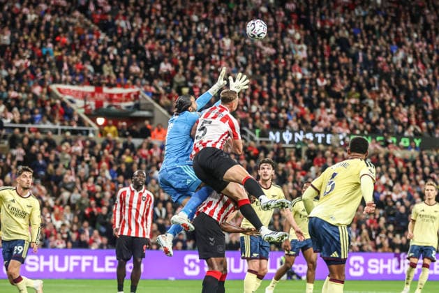 Premier League Sunderland v Arsenal Arsenal goalkeeper David Raya and Daniel Ballard of Sunderland battle for the high ball during the Premier League match Sunderland vs Arsenal at Stadium Of Light, Sunderland, United Kingdom on 12 September 2026 (Photo by Alfie Cosgrove News Images) Sunderland Stadium Of Light Tyne and Wear United Kingdom Copyright: xAlfiexCosgrove NewsxImagesx