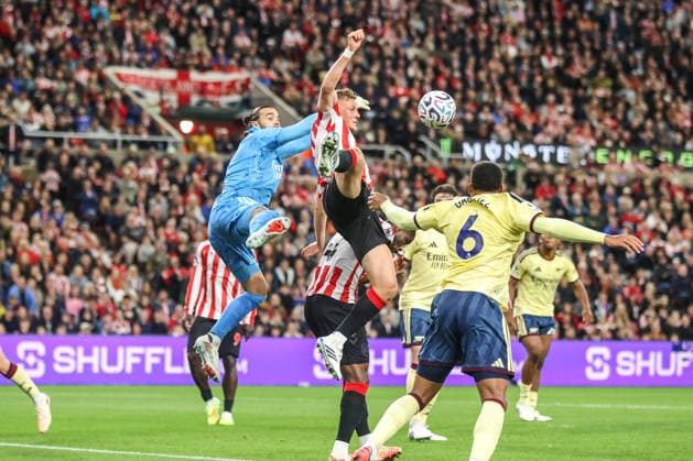 Premier League Sunderland v Arsenal Arsenal goalkeeper David Raya and Daniel Ballard of Sunderland battle for the high ball during the Premier League match Sunderland vs Arsenal at Stadium Of Light, Sunderland, United Kingdom on 12 September 2026 (Photo by Alfie Cosgrove News Images) Sunderland Stadium Of Light Tyne and Wear United Kingdom Copyright: xAlfiexCosgrove NewsxImagesx