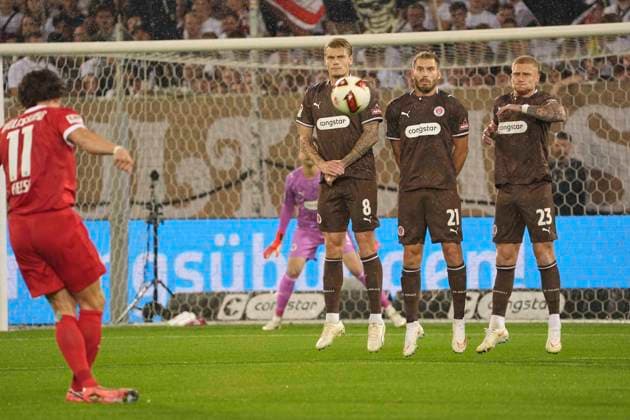 Foto : Fabian REESE (Wolfsburg) beim Freistoss gegen Eric SMITH (8) und Lars Ritzka (21) und rechts ... Louis OPPIE (Pauli) Fussball 2. Bundesliga , 5. Spieltag am Sa. 12.09.2026 FC St. Pauli - VfL Wolfsburg *** Photo by Fabian REESE: Wolfsburg takes a free kick against Eric SMITH (8) and Lars Ritzka (21), with Louis OPPIE (Pauli) on the right. 2. Bundesliga, Matchday 5, Sat, Sept. 12, 2026: FC St. Pauli vs. VfL Wolfsburg