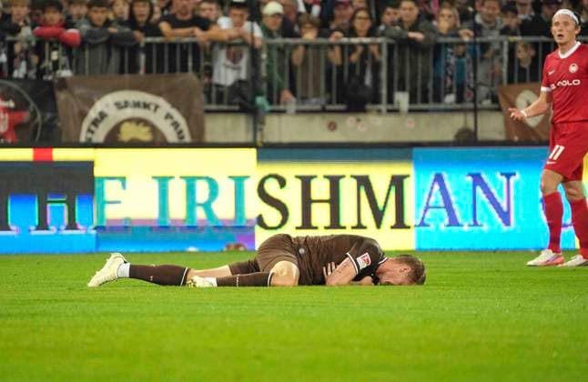 Foto : am Boden zerstört ist ..... Eric SMITH (Pauli) Fussball 2. Bundesliga , 5. Spieltag am Sa. 12.09.2026 FC St. Pauli - VfL Wolfsburg *** Photo: Devastated on the field—Eric Smith, St. Pauli Soccer, 2. Bundesliga, Matchday 5 on Sat, Sept. 12, 2026: FC St. Pauli vs. VfL Wolfsburg