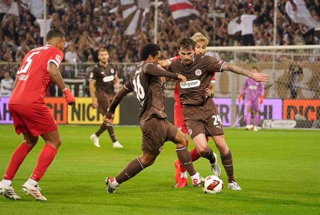 Foto : Joel Chima FUJITA und Connor Metcalfe (Pauli) gegen Muhammed DAMAR (Wolfsburg) Fussball 2. Bundesliga , 5. Spieltag am Sa. 12.09.2026 FC St. Pauli - VfL Wolfsburg *** Photo by Joel Chima Fujita and Connor Metcalfe Pauli vs. Muhammed Damar, Wolfsburg Soccer, 2. Bundesliga, Matchday 5 on Sat, Sept. 12, 2026, FC St. Pauli vs. VfL Wolfsburg