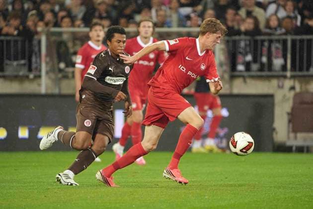 Foto : Alexander Bernhardsson (Wolfsburg) gegen Joel Chima FUJITA (Pauli , rechts) Fussball 2. Bundesliga , 5. Spieltag am Sa. 12.09.2026 FC St. Pauli - VfL Wolfsburg *** Photo by Alexander Bernhardsson: Wolfsburg vs. Joel Chima FUJITA Pauli, right; Soccer, 2. Bundesliga, Matchday 5 on Sat, Sept. 12, 2026; FC St. Pauli vs. VfL Wolfsburg