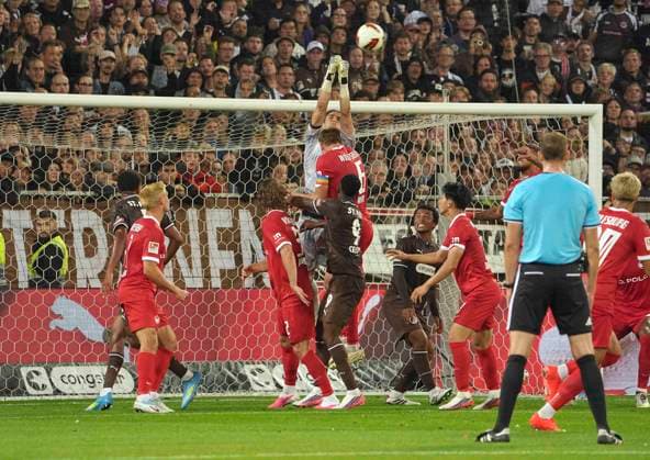 Foto : Torhüter Jakub ZIELINKSKI (Wolfsburg) gegen Abdoulie CEESAY (Pauli) und Hauke WAHL (Wolfsburg) Fussball 2. Bundesliga , 5. Spieltag am Sa. 12.09.2026 FC St. Pauli - VfL Wolfsburg *** Photo: Goalkeeper Jakub ZIELINKSKI of Wolfsburg against Abdoulie CEESAY of St. Pauli and Hauke WAHL of Wolfsburg; Soccer, 2. Bundesliga, Matchday 5 on Sat, Sept. 12, 2026: FC St. Pauli vs. VfL Wolfsburg