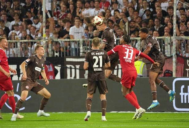 Foto : Eric SMITH (Pauli) und Niang Youssoupha (rechts) gegen CLEITON (Wolfsburg) Fussball 2. Bundesliga , 5. Spieltag am Sa. 12.09.2026 FC St. Pauli - VfL Wolfsburg *** Photo by Eric SMITH: Pauli and Niang Youssoupha (right) vs. CLEITON Wolfsburg, Soccer, 2. Bundesliga, Matchday 5 on Sat, Sept. 12, 2026, FC St. Pauli vs. VfL Wolfsburg