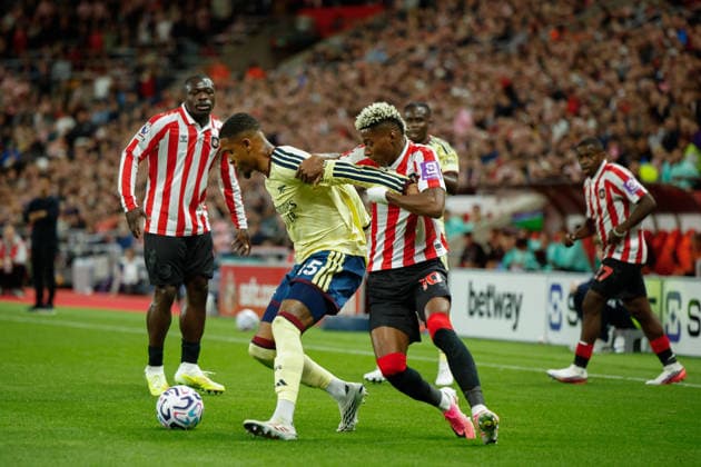 Sunderland v Arsenal, Premier League Ezri Konsa of Arsenal battles with Nilson Angulo of Sunderland during the Sunderland v Arsenal Premier League match at the Stadium of Light, Sunderland, England on 12 September 2026 Credit: Craig Cowan Every Second Media Editorial use only. All images are copyright Every Second Media Limited. No images may be reproduced without prior permission. All rights reserved. Premier League and Football League images are subject to licensing agreements with Football DataCo Limited. see https: www.football-dataco.com Copyright: xIMAGO EveryxSecondxMediax ESM-2157-0049 CraigxCowanx xEveryxSecondxMediax