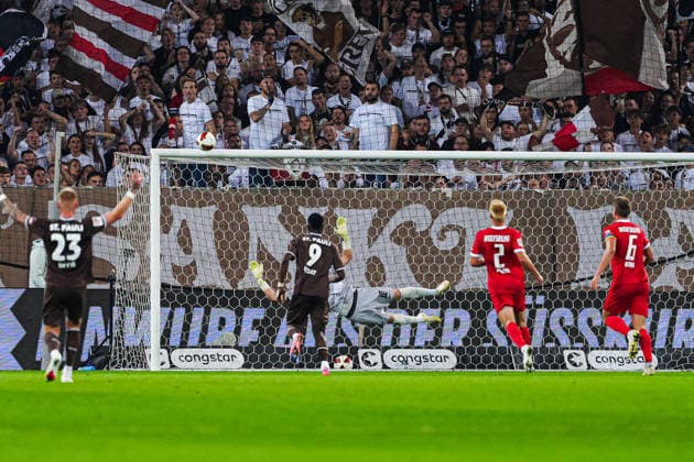 Torschuss Torchance FC St. Pauli an die Latte GER, FC St. Pauli vs. VfL Wolfsburg, Fussball, 2. Bundesliga, Spieltag 05, Saison 2026 2027, 12.09.2026 DFL REGULATIONS PROHIBIT ANY USE OF PHOTOGRAPHS AS IMAGE SEQUENCES AND OR QUASI-VIDEO GER, FC St. Pauli vs. VfL Wolfsburg, Fussball, 2. Bundesliga, Spieltag 05, Saison 2026 2027, 12.09.2026 Hamburg *** Shot on goal, scoring chance for FC St. Pauli hits the crossbar (GER), FC St. Pauli vs. VfL Wolfsburg, Soccer, 2. Bundesliga, Matchday 5, 2026–2027 Season, September 12, 2026 DFL regulations prohibit any use of photographs as image sequences and or quasi-video GER, FC St. Pauli vs. VfL Wolfsburg, Soccer, 2. Bundesliga, Matchday 05, 2026–2027 Season, September 12, 2026, Hamburg Copyright: xEibner-Pressefoto MarcelxvonxFehrnx EP_MFN