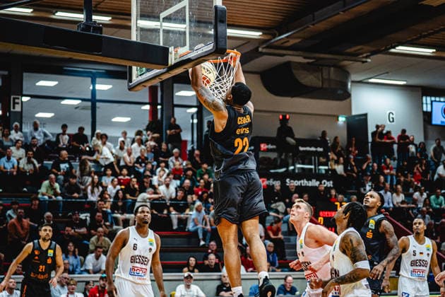 12.09.2026, xhfmx, Basketball BBL Pokal, Giessen 46ers - Chemnitz 99ers Nighael Ceaser (Chemnitz 99ers, 22) mit einem Dunk Giessen