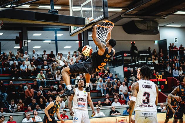12.09.2026, xhfmx, Basketball BBL Pokal, Giessen 46ers - Chemnitz 99ers Nighael Ceaser (Chemnitz 99ers, 22) mit einem Dunk Giessen