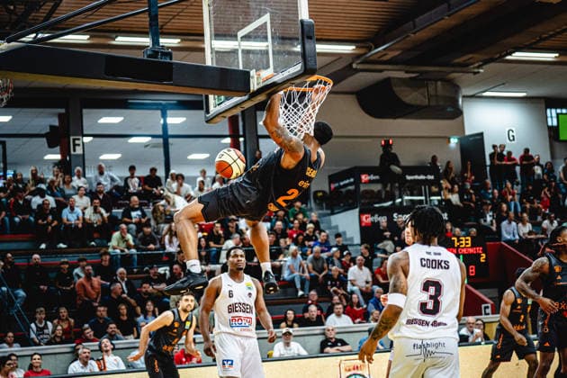 12.09.2026, xhfmx, Basketball BBL Pokal, Giessen 46ers - Chemnitz 99ers Nighael Ceaser (Chemnitz 99ers, 22) mit einem Dunk Giessen
