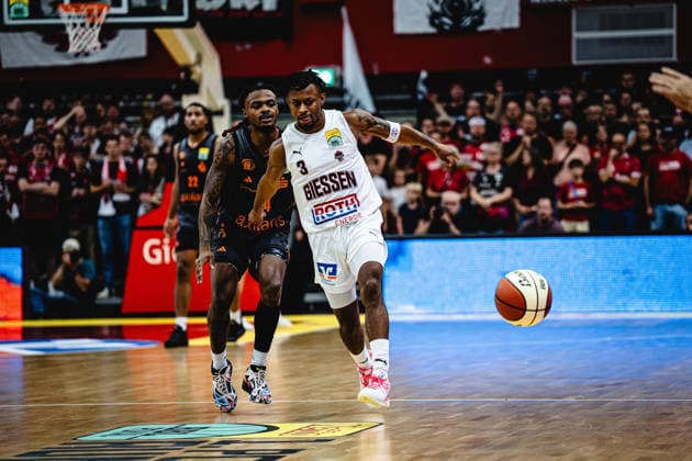 12.09.2026, xhfmx, Basketball BBL Pokal, Giessen 46ers - Chemnitz 99ers Cobe Williams (Chemnitz 99ers, 24), Zachary Cooks (Gießen 46ers) Giessen