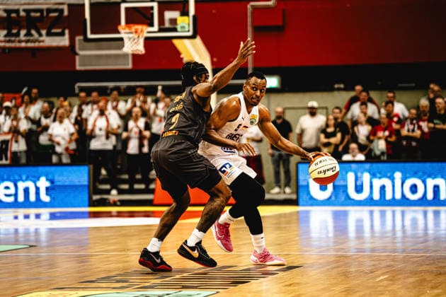 12.09.2026, xhfmx, Basketball BBL Pokal, Giessen 46ers - Chemnitz 99ers Stefan Smith (Chemnitz 99ers, 2) =Zachary Cooks (Gießen 46ers) Giessen