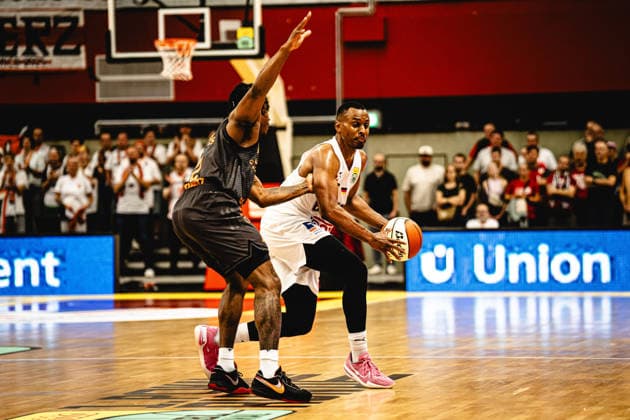 12.09.2026, xhfmx, Basketball BBL Pokal, Giessen 46ers - Chemnitz 99ers Stefan Smith (Chemnitz 99ers, 2) =Zachary Cooks (Gießen 46ers) Giessen