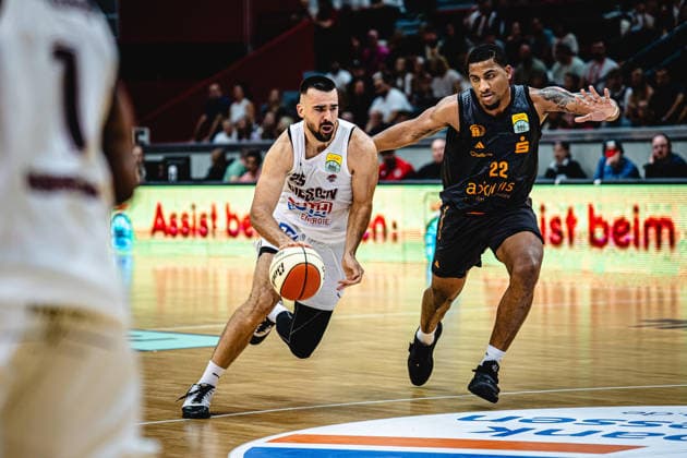 12.09.2026, xhfmx, Basketball BBL Pokal, Giessen 46ers - Chemnitz 99ers Viktor Kovacevic (Gießen 46ers), Nighael Ceaser (Chemnitz 99ers, 22) Giessen