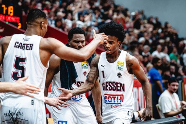 12.09.2026, xhfmx, Basketball BBL Pokal, Giessen 46ers - Chemnitz 99ers Christopher Carter (Gießen 46ers), Nigel Scantlebury (Gießen 46ers) klatschen auf der Bank ab Giessen