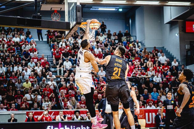 12.09.2026, xhfmx, Basketball BBL Pokal, Giessen 46ers - Chemnitz 99ers Christopher Carter (Gießen 46ers) mit dem Dunk gegen Mateo Å eriÄ‡ (Chemnitz 99ers, 21) Giessen