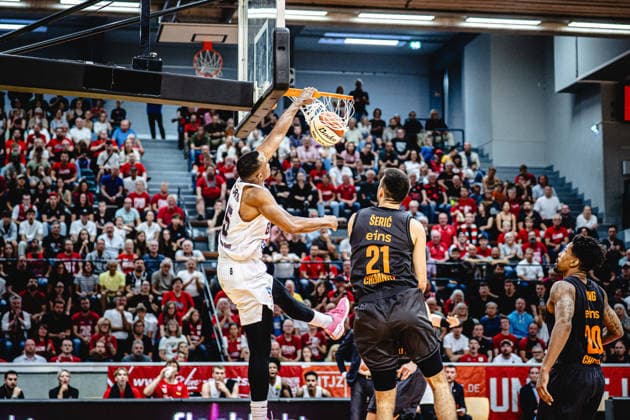 12.09.2026, xhfmx, Basketball BBL Pokal, Giessen 46ers - Chemnitz 99ers Christopher Carter (Gießen 46ers) mit dem Dunk gegen Mateo Å eriÄ‡ (Chemnitz 99ers, 21) Giessen