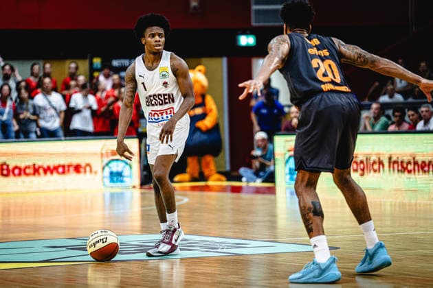 12.09.2026, xhfmx, Basketball BBL Pokal, Giessen 46ers - Chemnitz 99ers Nigel Scantlebury (Gießen 46ers). Urald King (Chemnitz 99ers, 20) Giessen