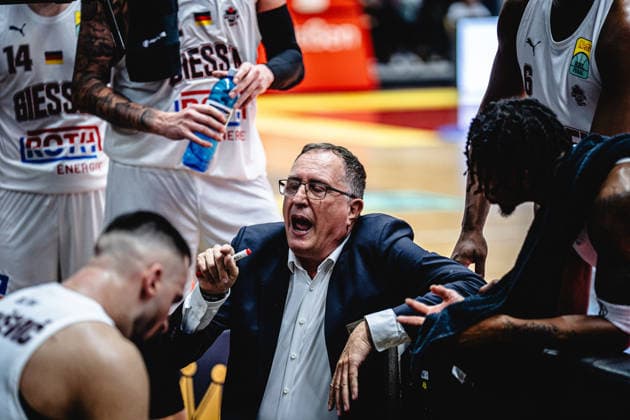 12.09.2026, xhfmx, Basketball BBL Pokal, Giessen 46ers - Chemnitz 99ers Branislav Ignatovic (Trainer Gießen 46ers) mit Ansprache an sein Team Giessen