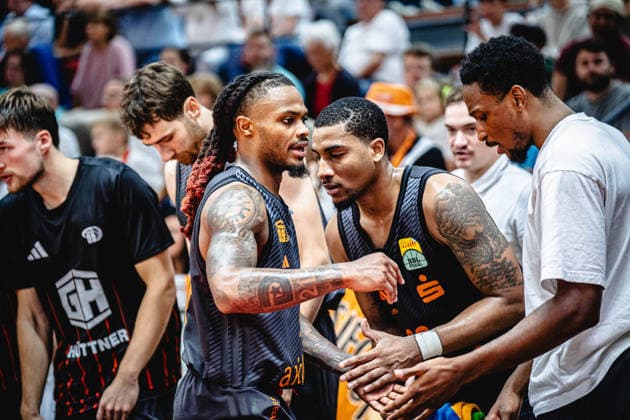 12.09.2026, xhfmx, Basketball BBL Pokal, Giessen 46ers - Chemnitz 99ers Cobe Williams (Chemnitz 99ers, 24). Nighael Ceaser (Chemnitz 99ers, 22) Giessen
