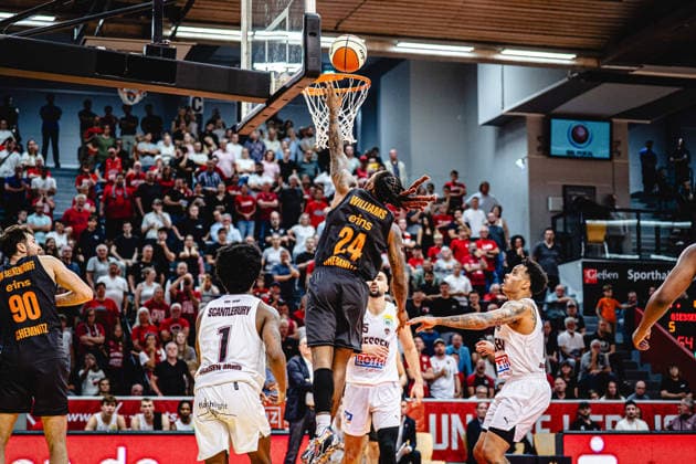 12.09.2026, xhfmx, Basketball BBL Pokal, Giessen 46ers - Chemnitz 99ers Cobe Williams (Chemnitz 99ers, 24) mit einem Korbleger Giessen