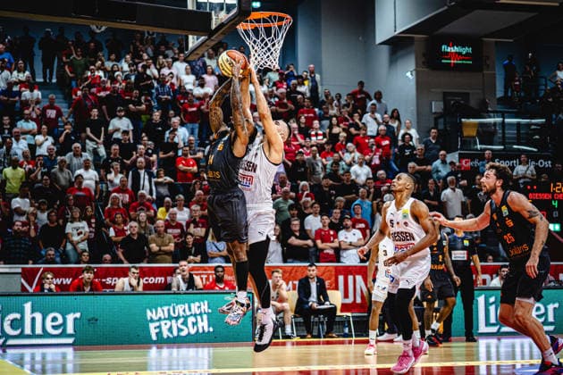 12.09.2026, xhfmx, Basketball BBL Pokal, Giessen 46ers - Chemnitz 99ers Cobe Williams (Chemnitz 99ers, 24) mit einem Korbleger Giessen