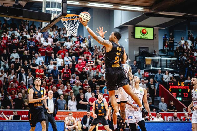 12.09.2026, xhfmx, Basketball BBL Pokal, Giessen 46ers - Chemnitz 99ers Nighael Ceaser (Chemnitz 99ers, 22) mit einem Korbleger Giessen