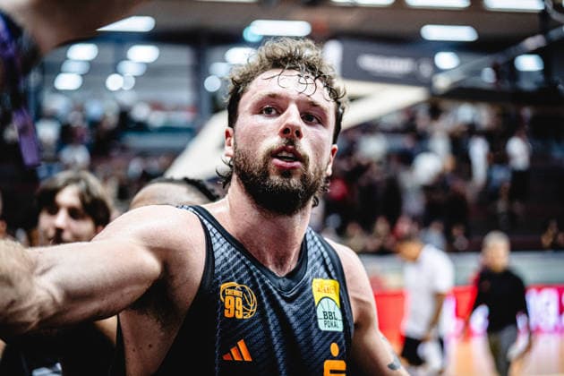 12.09.2026, xhfmx, Basketball BBL Pokal, Giessen 46ers - Chemnitz 99ers Chemnitz Spieler klatschen mit den Fans ab Giessen