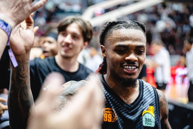12.09.2026, xhfmx, Basketball BBL Pokal, Giessen 46ers - Chemnitz 99ers Chemnitz Spieler klatschen mit den Fans ab Cobe Williams (Chemnitz 99ers, 24) Giessen