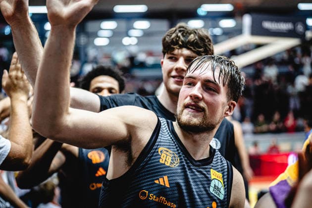 12.09.2026, xhfmx, Basketball BBL Pokal, Giessen 46ers - Chemnitz 99ers Chemnitz Spieler klatschen mit den Fans ab Elias Rödl (Chemnitz 99ers, 11) Giessen